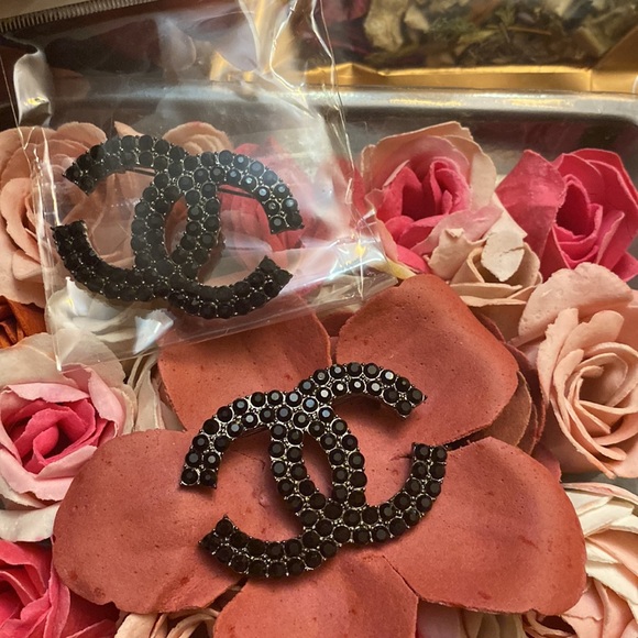 Medium CC brooch - Picture 2 of 2